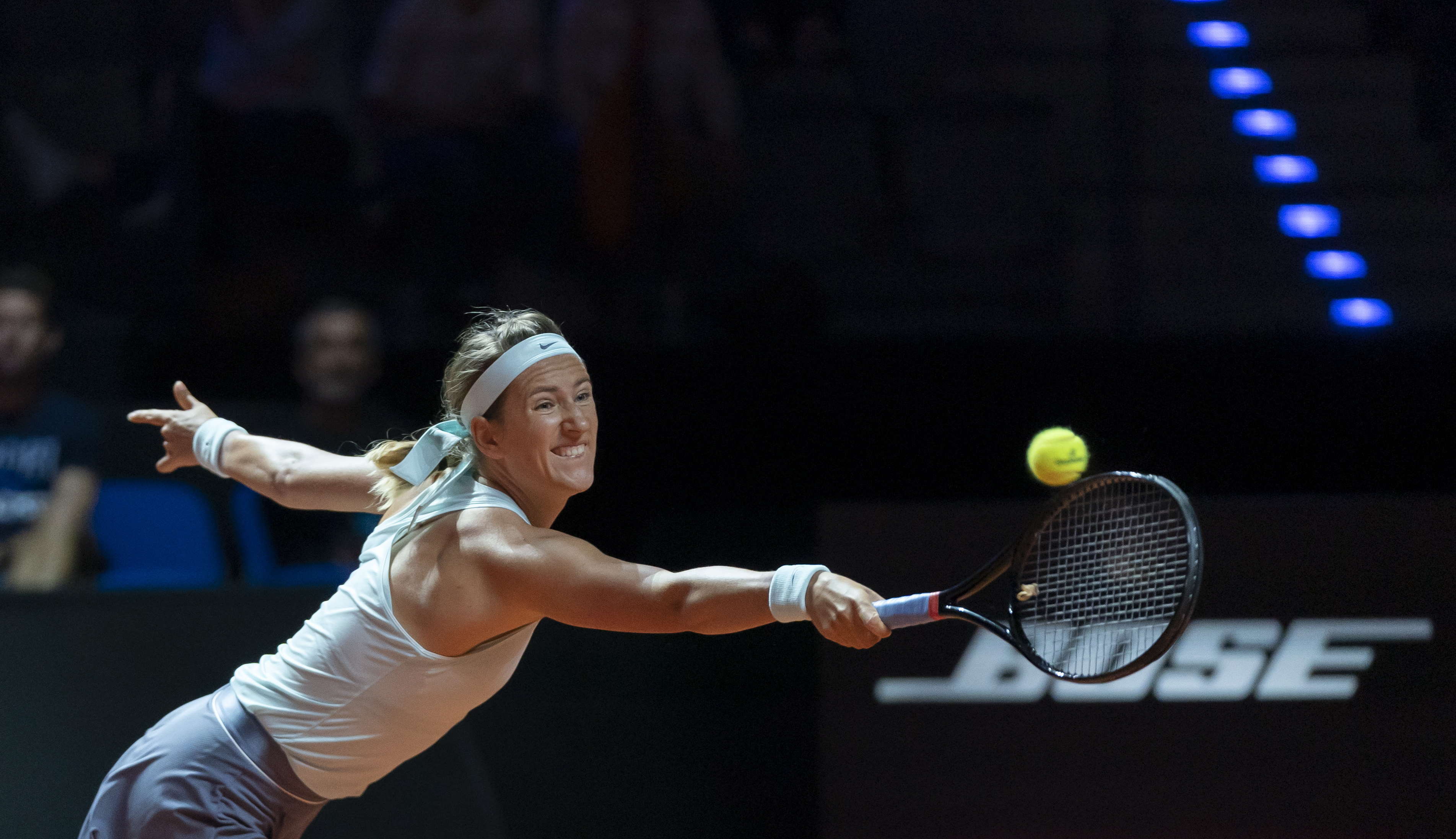  阿扎伦卡在掘金比赛中高光表现，败北引发热议！